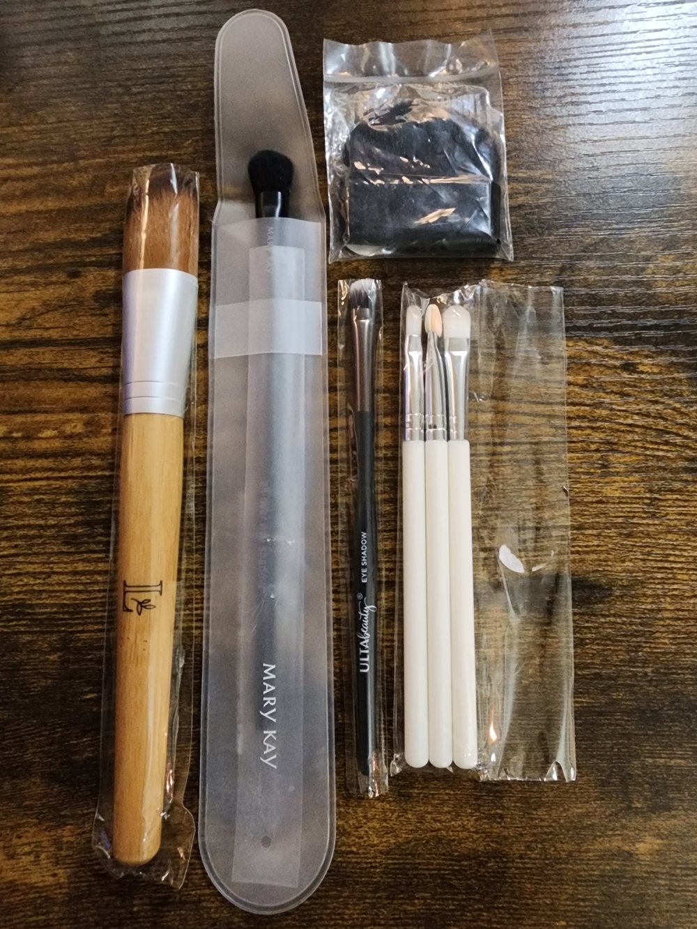 LOT OF 7 MAKEUP BRUSHES. CHEEKS EYES